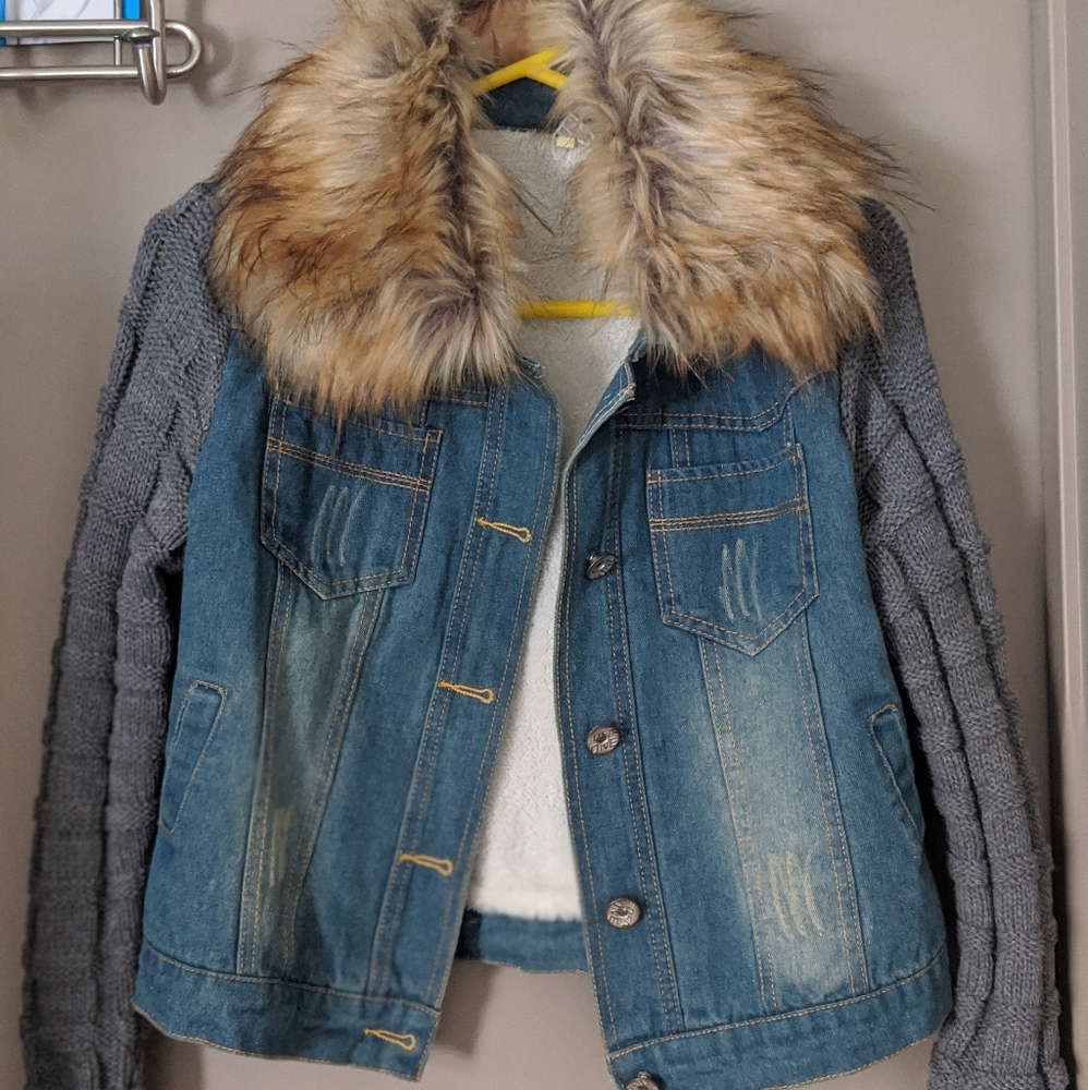 Knit Sleeve Jean Jacket with detachable faux fur